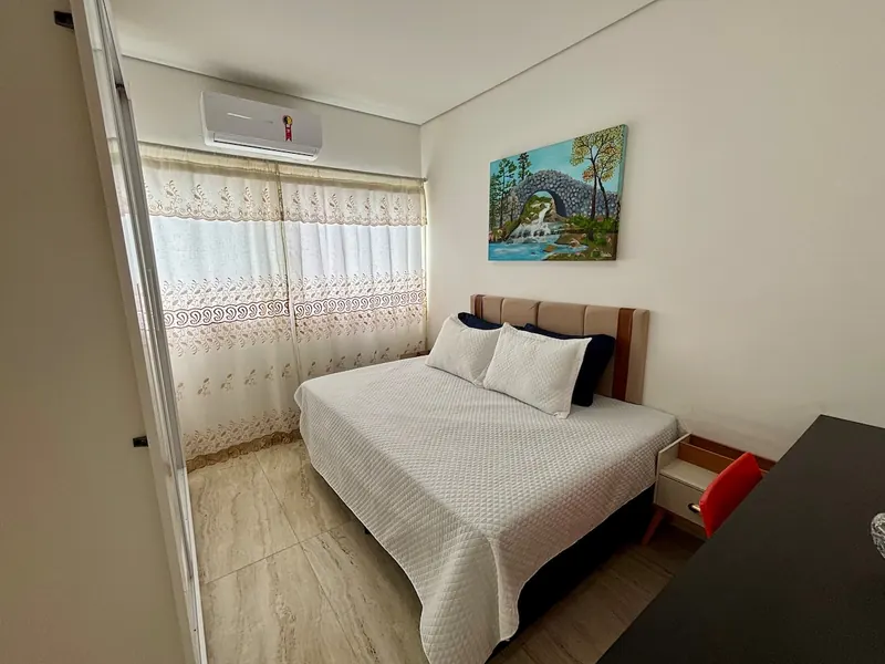 Quarto do apartamento 03, com cama de casal e ar-condicionado