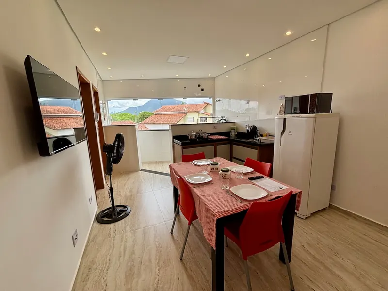 Cozinha americana e mesa de jantar do apartamento 02 em Peruíbe