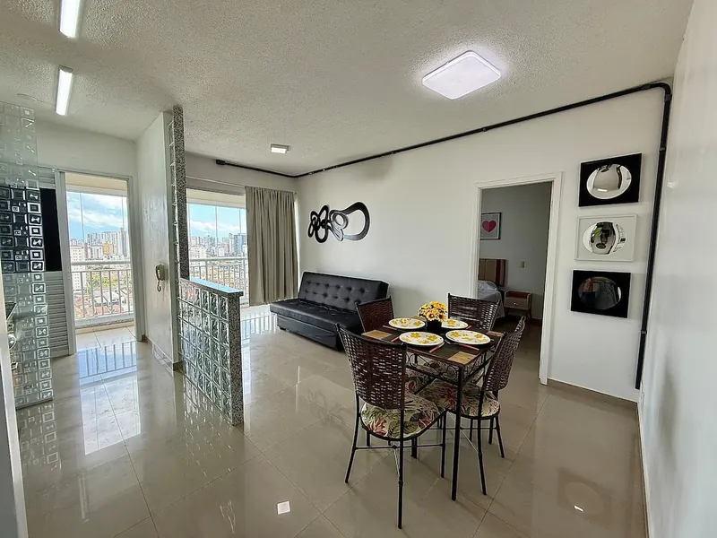 Sala de jantar e varanda do apartamento em Santos, com vista para a cidade